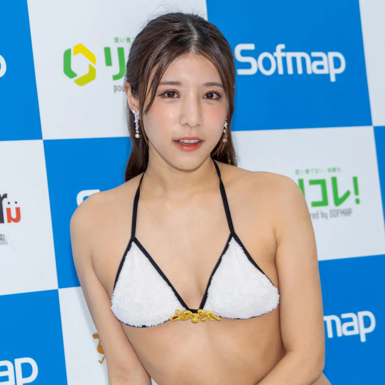 【写真を見る】フワフワ衣装で登壇した夏本あさみ