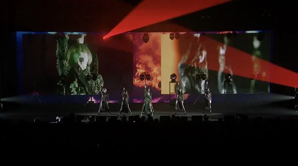 【写真を見る】グループ最大規模となるワンマン公演「EMPiRE BREAKS THROUGH the LiMiT LiVE」を東京国際フォーラムで開催したEMPiRE