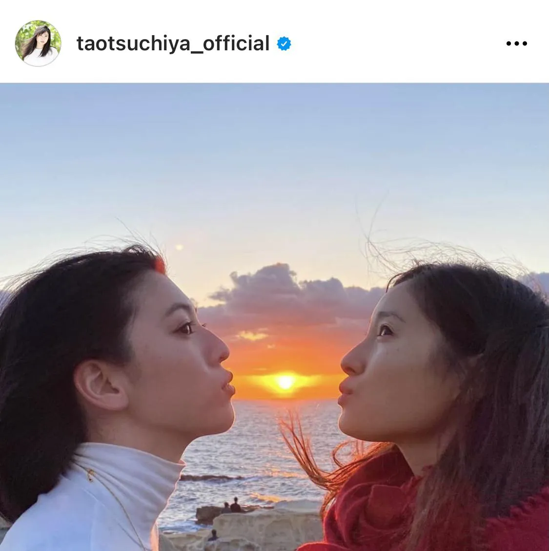 【写真を見る】夕日にキス？横顔が美し過ぎる土屋太鳳＆三吉彩花