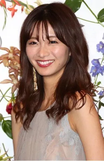 岡崎紗絵、乱れ髪に美鎖骨あらわ…透明感あふれる大人SHOTに反響！「これぞ女神」「色気やばい」