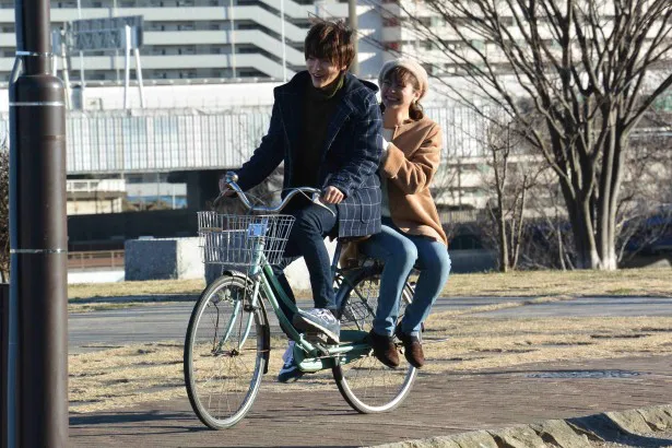 自転車の二人乗りなど、ユンと玲奈のシーンは胸キュン必至！
