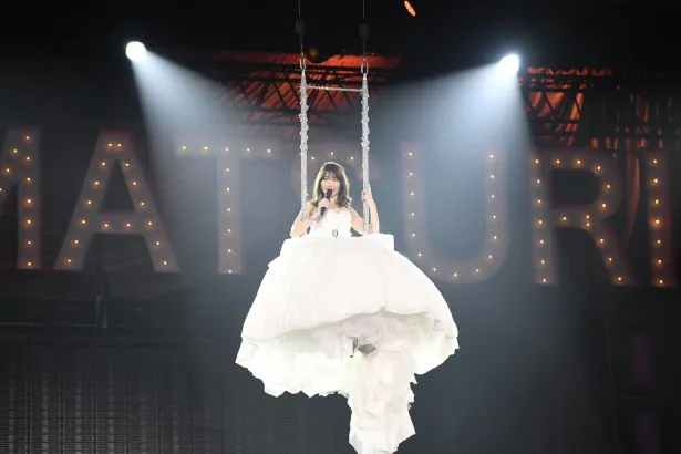 小嶋陽菜AKB48ラストコンサート「こじまつり～小嶋陽菜感謝祭～」より。アンコールでは白いドレス姿に