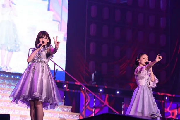 小嶋陽菜AKB48ラストコンサート「こじまつり～小嶋陽菜感謝祭～」より。大島優子（右）と「禁じられた2人」を歌う