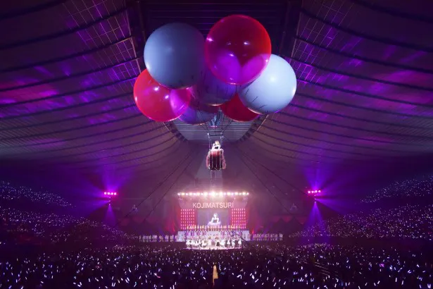 小嶋陽菜AKB48ラストコンサート「こじまつり～小嶋陽菜感謝祭～」より。観客の予想を裏切り、遠くへと飛んでいく小嶋陽菜