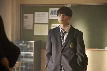 <ライアー×ライアー>SixTONES・松村北斗がモテ過ぎて森七菜が謝罪!? ブレザー&セーラー姿も初々しい場面写真が到着