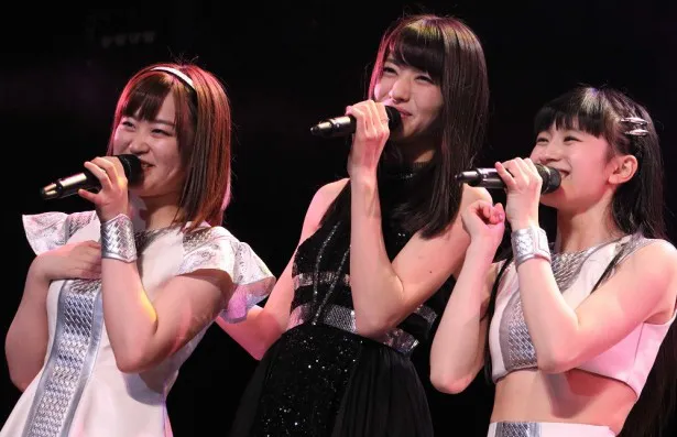 ℃-uteのリーダーの矢島舞美（中央）と歌う、つばきファクトリーの新沼希空（左）と浅倉樹々（右）。