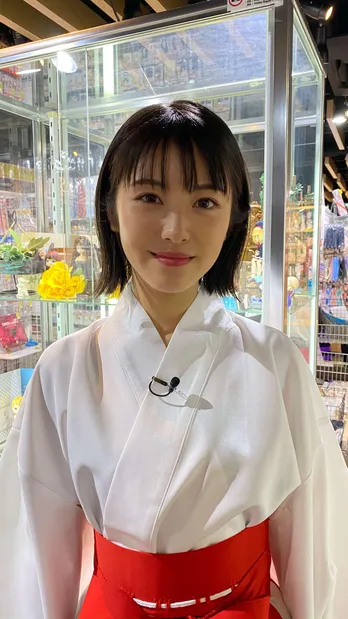 菅野美穂、浜辺美波がコスプレ姿を披露!オタクの聖地・秋葉原ツアーへ<笑神様>