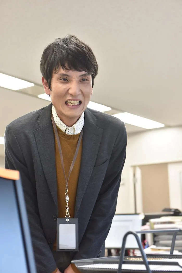 【写真を見る】本坊元児は有田哲平演じる出版社の編集長の腰巾着のような社員役として出演