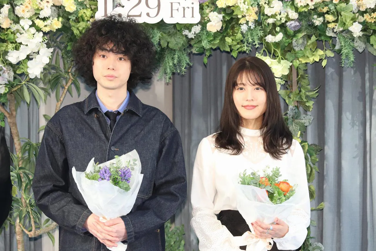 映画「花束みたいな恋をした」の完成報告イベントに登場した菅田将暉と有村架純(写真左から)