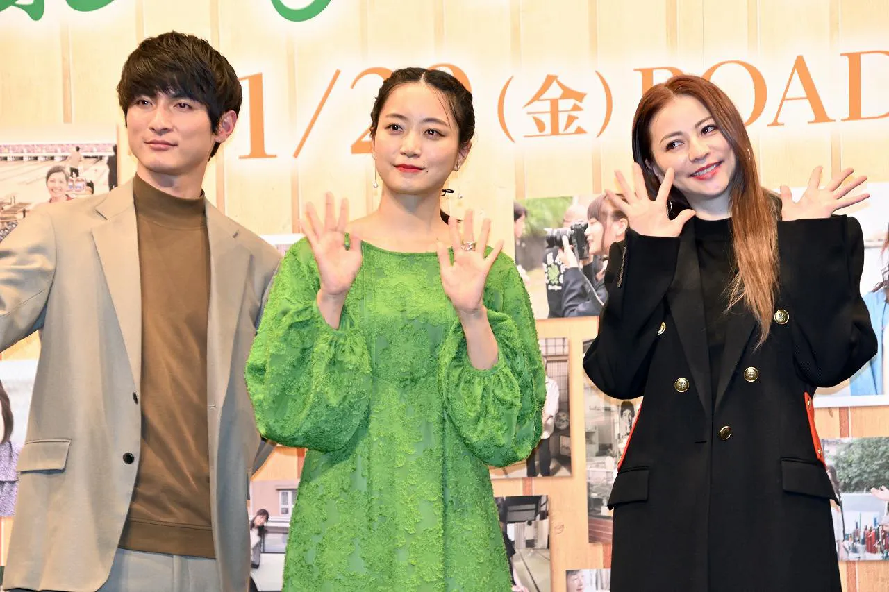 映画「おもいで写眞」に出演する高良健吾、深川麻衣、香里奈(写真左から)