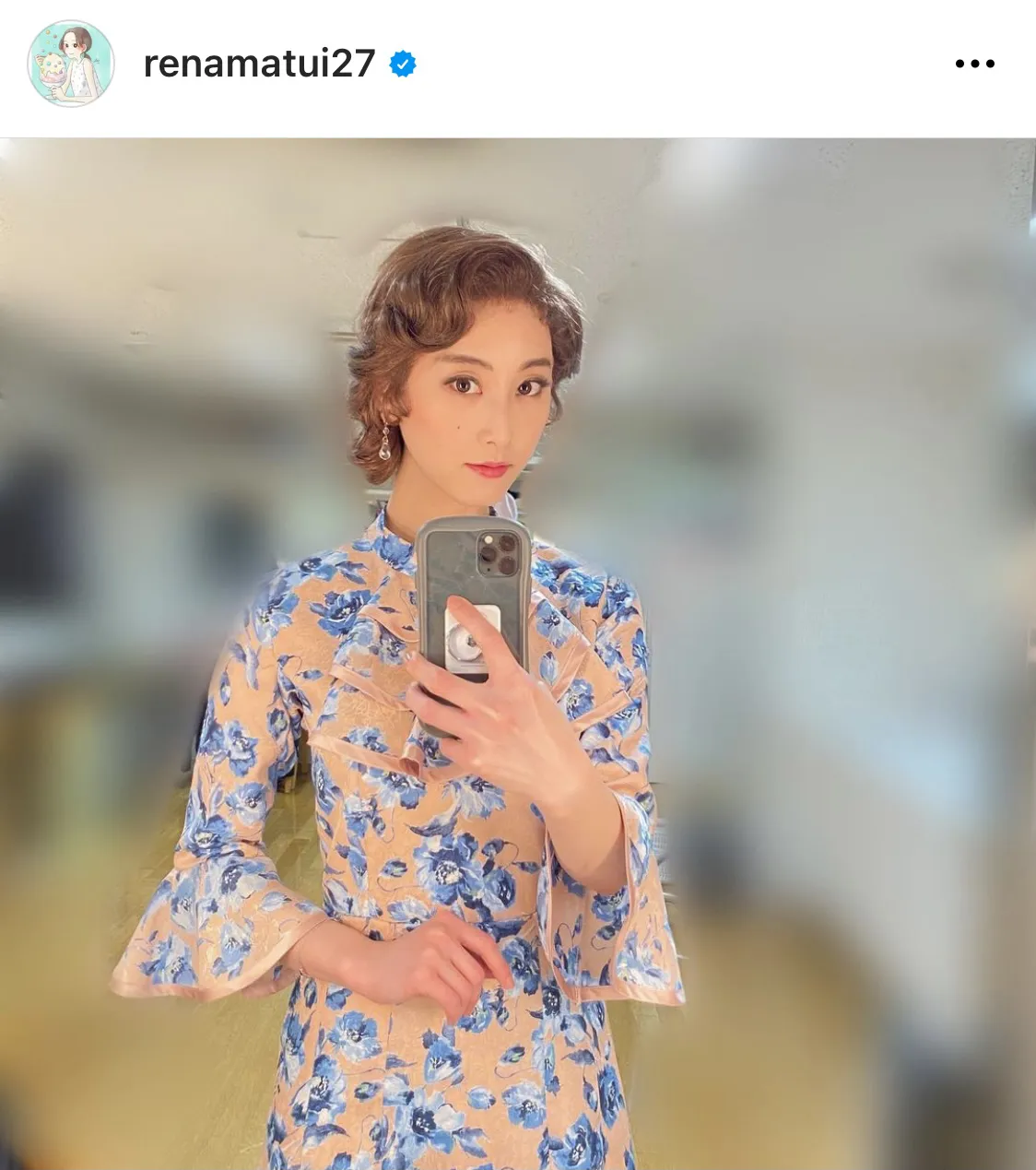 花柄のワンピースをまとう松井玲奈