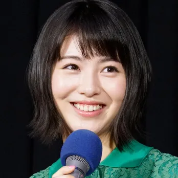 浜辺美波＆菅野美穂、ミニブタを抱えほほ笑む姿がまさに“天使”「かわいいが渋滞」「美人母娘」