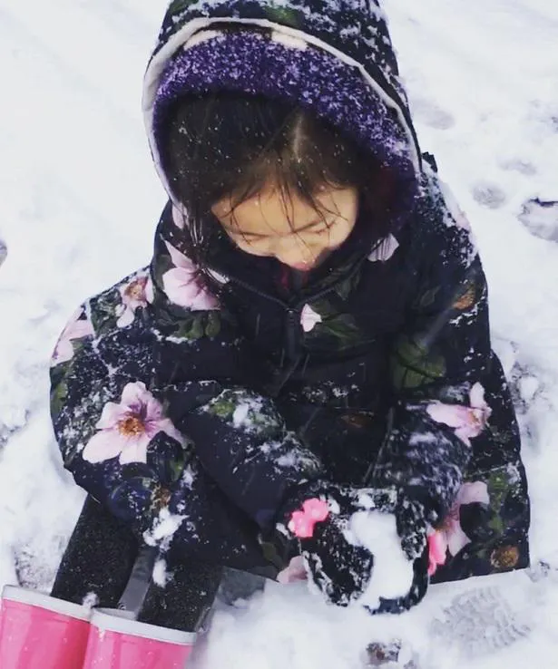 【写真を見る】雪遊びをする娘の思い出の写真を公開した高岡早紀
