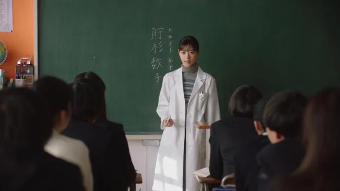 【写真を見る】新任の物理教師役として白衣姿を見せる西野七瀬