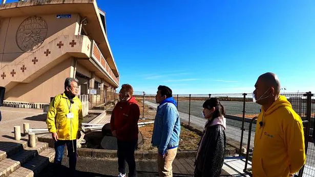 福島・山元町の「旧中浜小学校」で一同は、震災当時の話に耳を傾ける