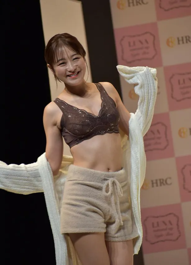 画像 鈴木奈々 Aカップからcカップになって笑顔増えた ステージ上で おっぱいマッサージ も実演 16 50 Webザテレビジョン