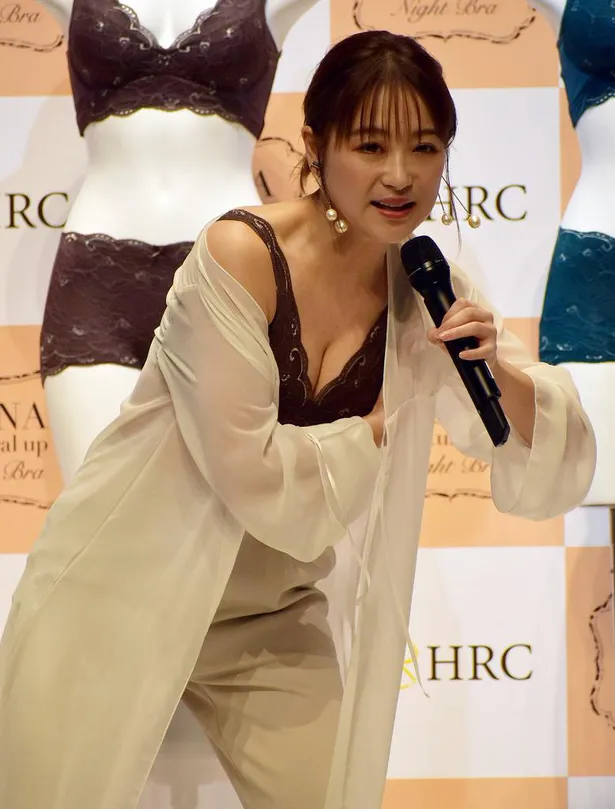 画像 鈴木奈々 Aカップからcカップになって笑顔増えた ステージ上で おっぱいマッサージ も実演 48 50 Webザテレビジョン