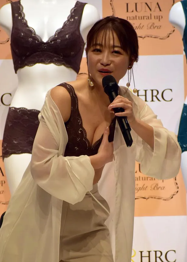 画像 鈴木奈々 Aカップからcカップになって笑顔増えた ステージ上で おっぱいマッサージ も実演 49 50 Webザテレビジョン