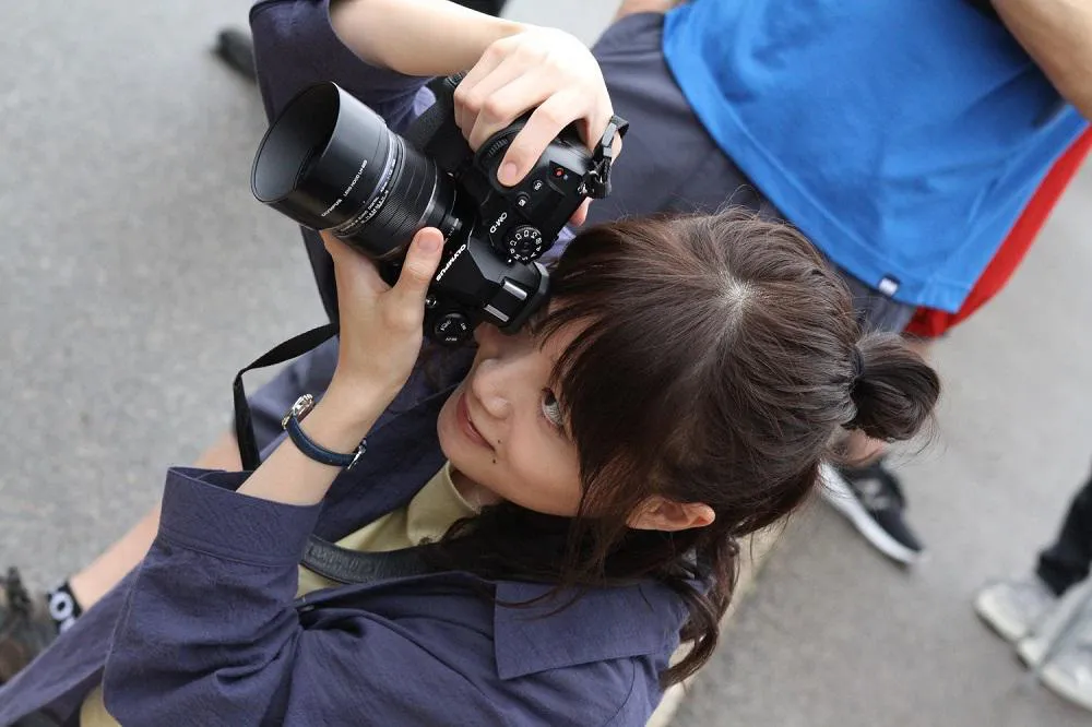 画像・写真 深川麻衣、撮影の合間も“カメラマン”っぷりを発揮！癒しの