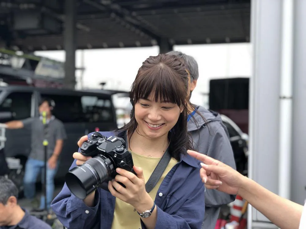 【写真を見る】深川麻衣、主演映画の現場での笑顔あふれる“なごやかSHOT”公開