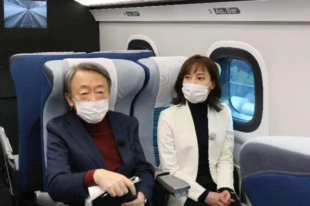 【写真を見る】リニアに初乗車する池上彰ら