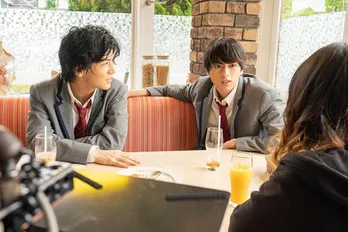 岩田剛典、新田真剣佑共演の復讐劇「名も無き世界のエンドロール」メイキングカット公開!和やかな学生時代から一変…