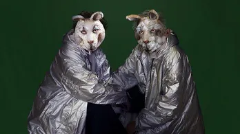 日本人覆面ユニットAmPm、Doulボーカルのニューデジタルシングル「On The Black and White feat.Doul」配信決定　ティザー映像公開中