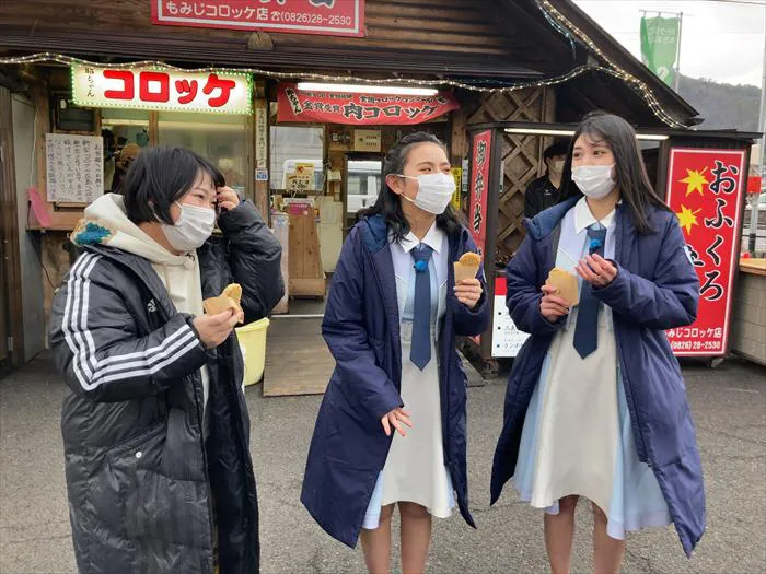 【写真を見る】STU48・大谷満理奈、峯吉愛梨沙らが道の駅で、絶品グルメを使って食リポにチャレンジ