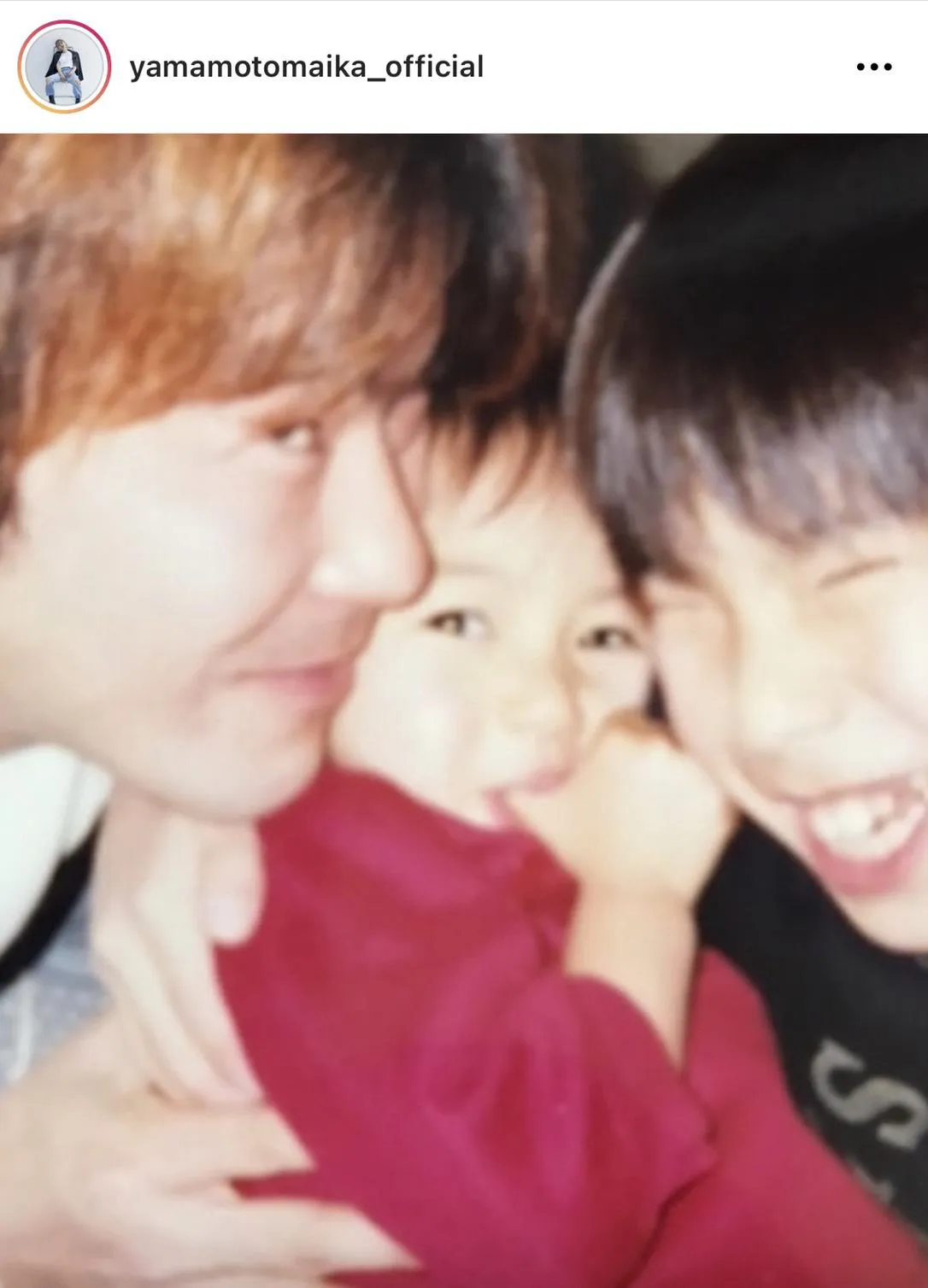 【写真を見る】山本舞香、笑顔の父と歯が抜けた兄、“美形家族”に囲まれた幼少期SHOT