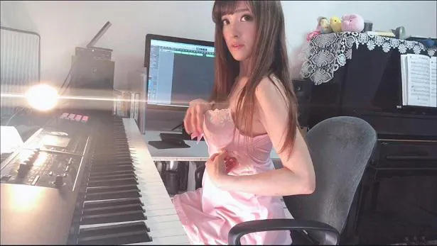 動画「『春泥棒』ヨルシカ　ピアノで弾いてみた」を公開したセクシーすぎるピアニストの高木里代子