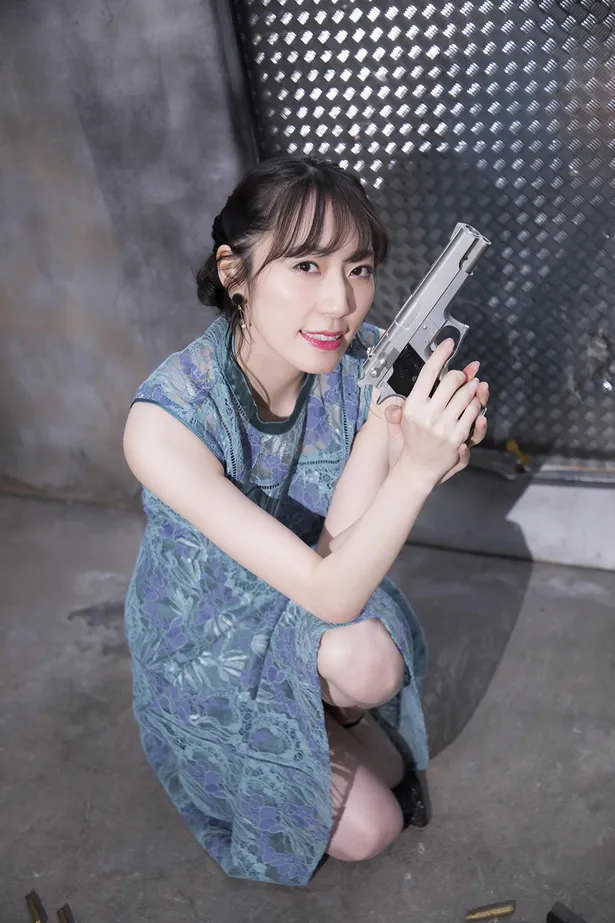 松井咲子が私服で銃を構え 初写真集オフショットの未公開カット解禁 芸能ニュースならザテレビジョン