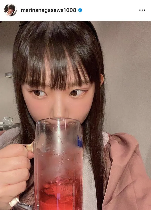 【写真を見る】“合法ロリ巨乳”長澤茉里奈の“おなじみ”飲酒画像