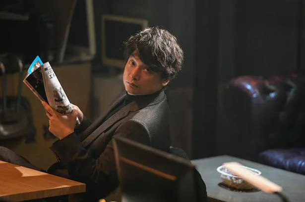 画像・写真 香取慎吾“万丞”が愛読書を読むカット初公開にファン「雑誌