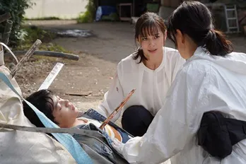 スピーディーな展開で考察が進む…滝藤賢一の役にも注目<君と世界が終わる日に>