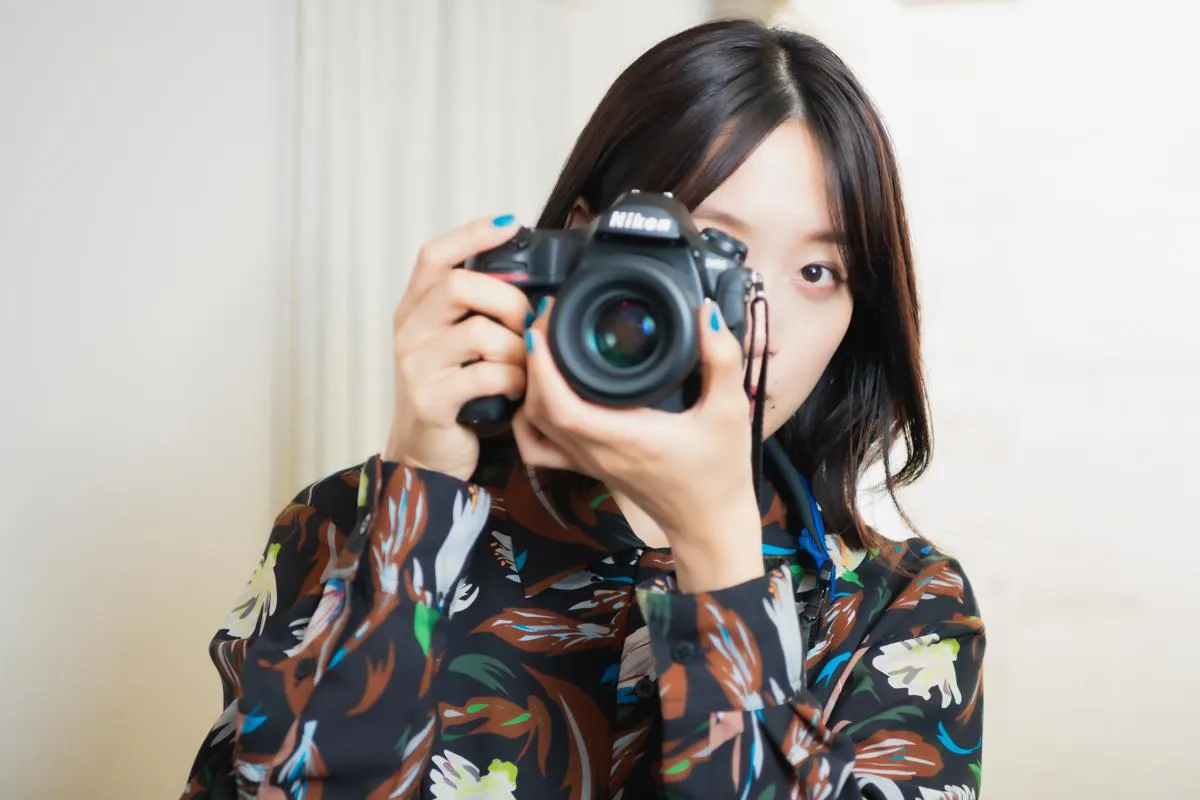 【写真を見る】深川麻衣に、一眼レフカメラを構えてもらうと…バッチリ決まってる！