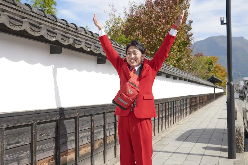 【写真を見る】真っ赤なスーツでポーズを決めるノンスタ石田明