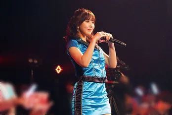 三上悠亜「ムチムチ?」太ももチラ見せ! モコモコ部屋着SHOTに反響「最高」「スタイル抜群」