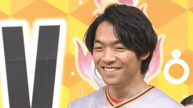 【写真を見る】巨人大ファンのクイズ王・伊沢拓司、満面の笑みを浮かべたSHOT