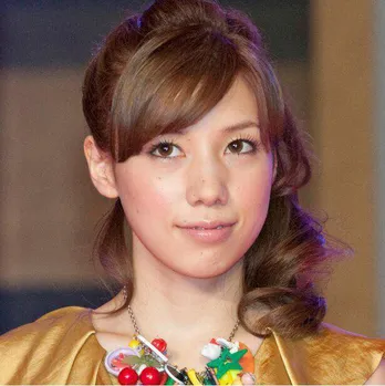 仲里依紗、ド派手な“ペイズリーネイル”公開にファン「ギャルかわいい！」「さすが里依紗ちゃん」