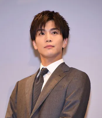 岩田剛典 “萌え袖”の“あと2日”ポーズに「かわいすぎてもう無理…」「言葉にならないカッコ良さ」とファン悶絶