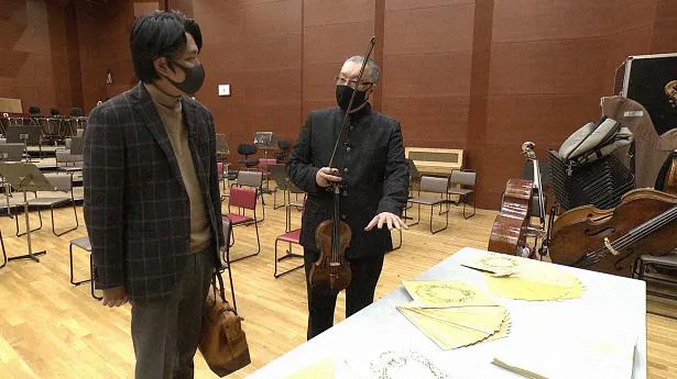 【写真を見る】バイオリニスト・篠崎史紀の練習室を訪ねる菊野昌宏