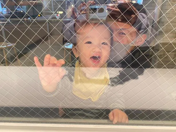 高橋ユウが、ガラス越しに撮影した愛息の禅清くんと夫でK-1ファイターの卜部弘嵩選手の満面笑みショットを公開