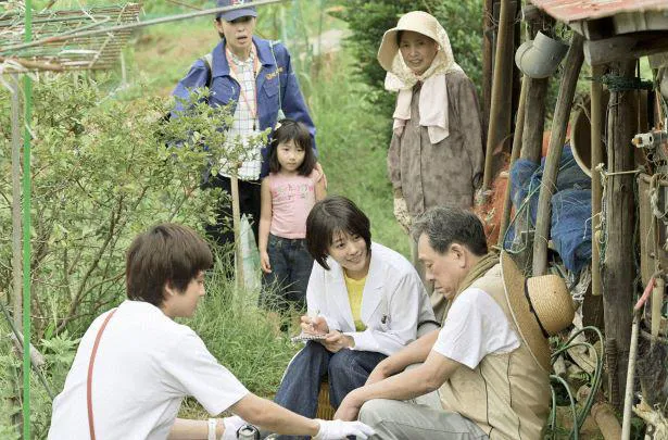 【写真を見る】まるで本当の山奥のよう！　虹ノ村で診療を始めた真空(高畑充希)