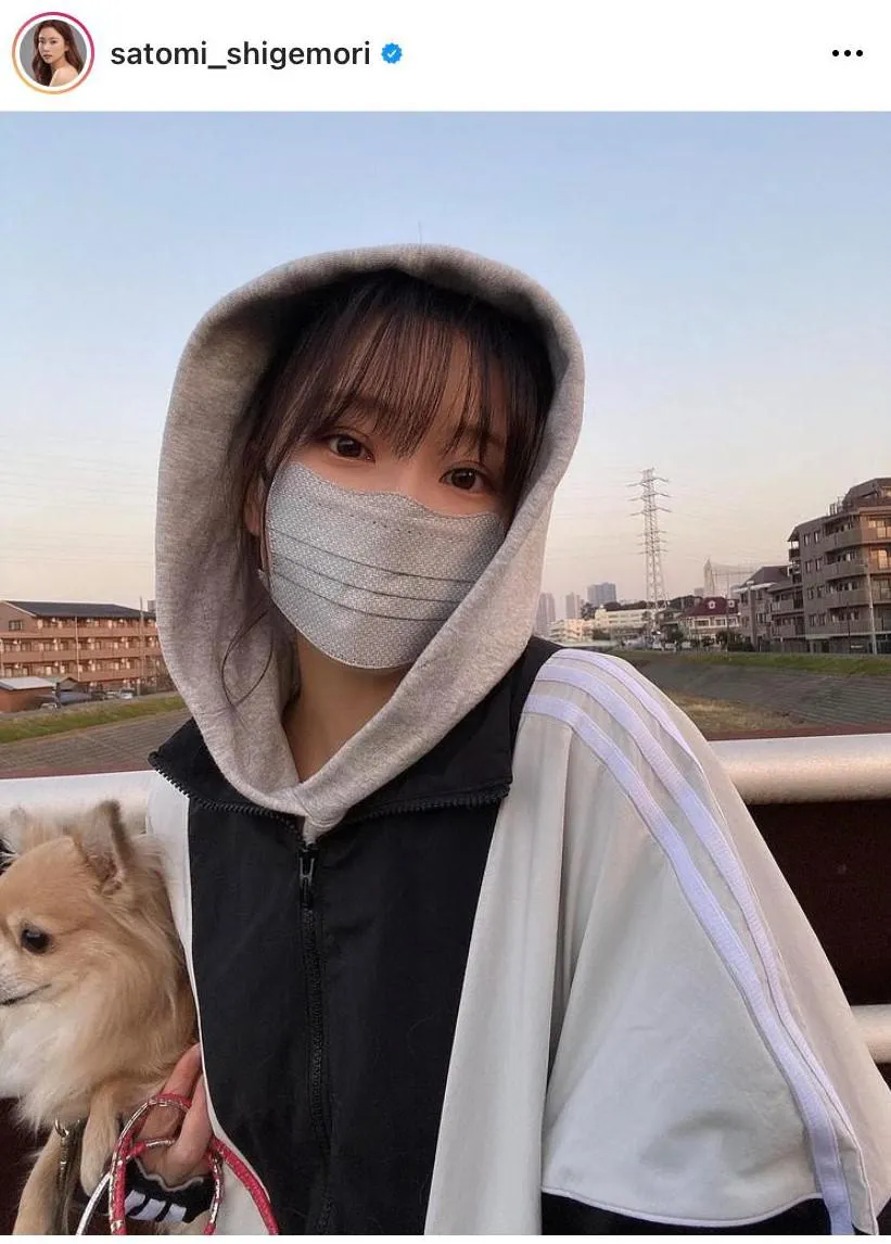 マスク越しでも可愛い！重盛さと美、愛犬とのお散歩中SHOT