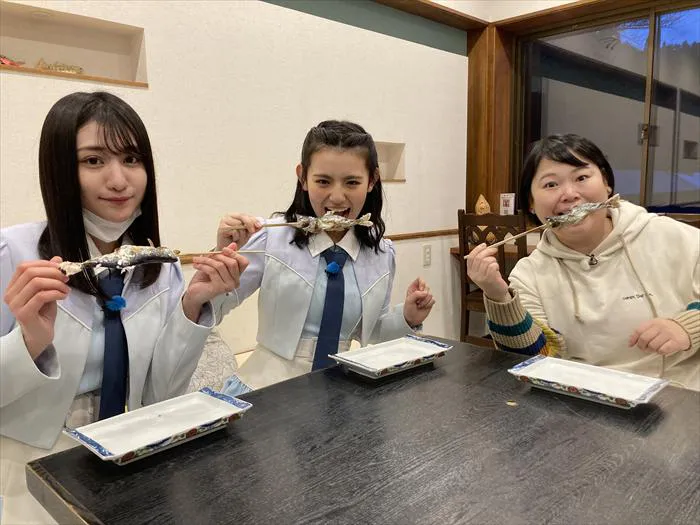 【写真を見る】川魚料理を堪能する大谷満理奈、峯吉愛梨沙、近藤くみこの女子旅メンバー