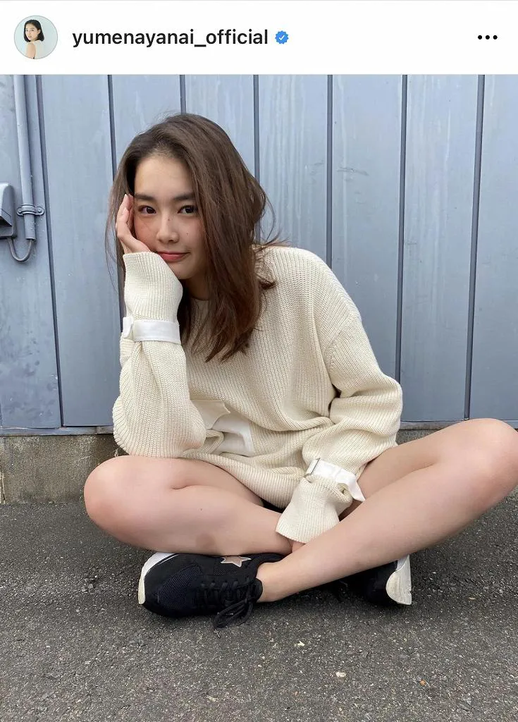 【写真を見る】健康的美脚！ 私服のショーパンであぐらをかくSHOT…痣すらもキュート？