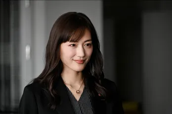 綾瀬はるか“日高”が笑う“サイコ動画”が鳥肌モノ!「あなたは私で、私はあなた」<天国と地獄>