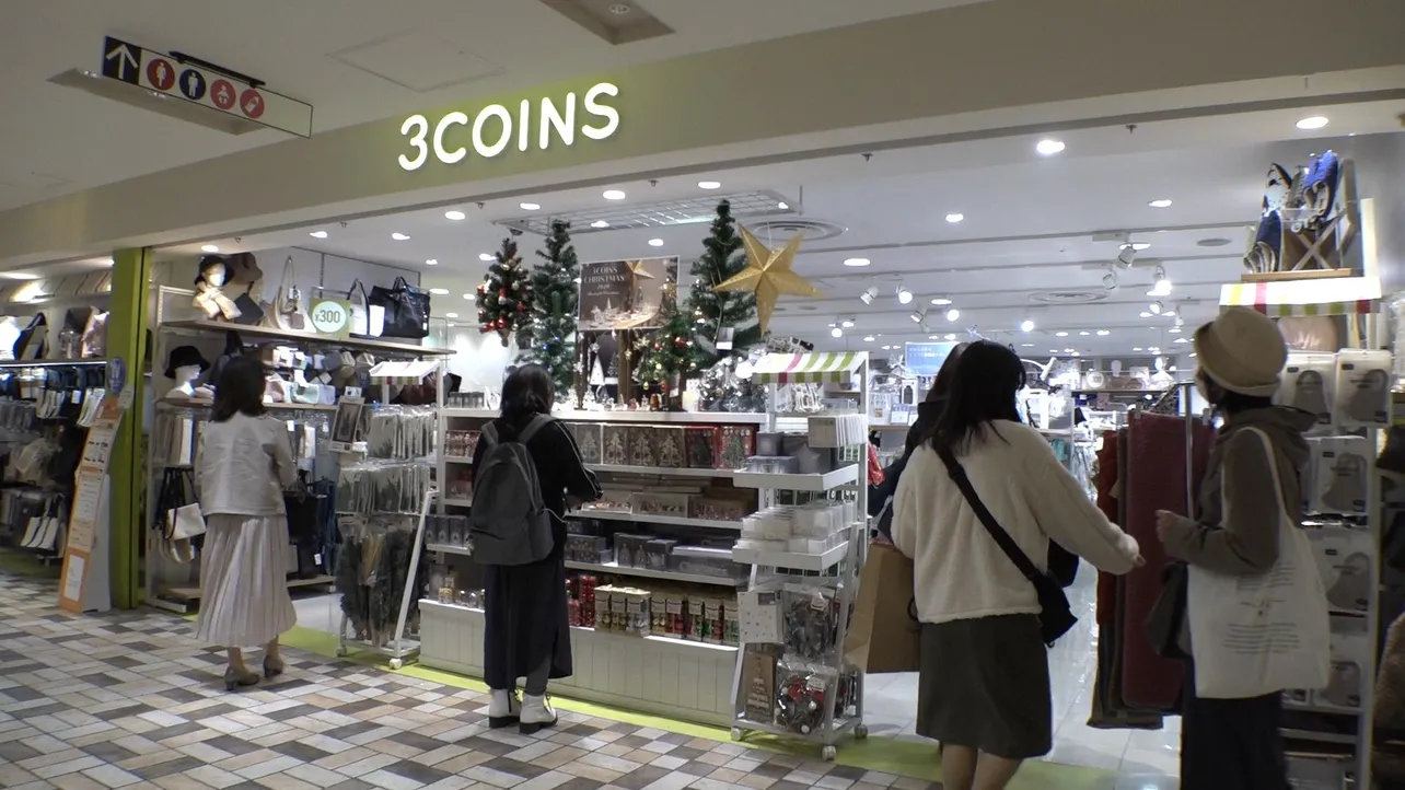 【写真を見る】女性客の心をつかむ「3COINS」店頭の様子