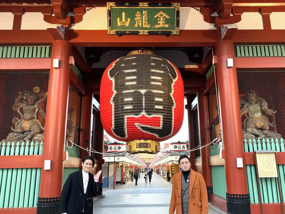 【写真を見る】中村隼人、“大先輩”松本幸四郎と浅草・雷門の前でパシャリ！