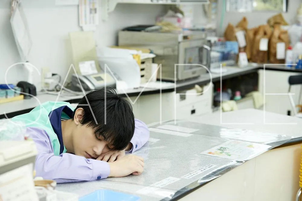 【写真を見る】吉沢亮、コンビニ店員姿で…寝顔SHOT